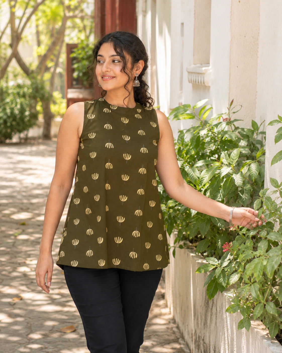 Harita Lotus Sleeveless Kurti