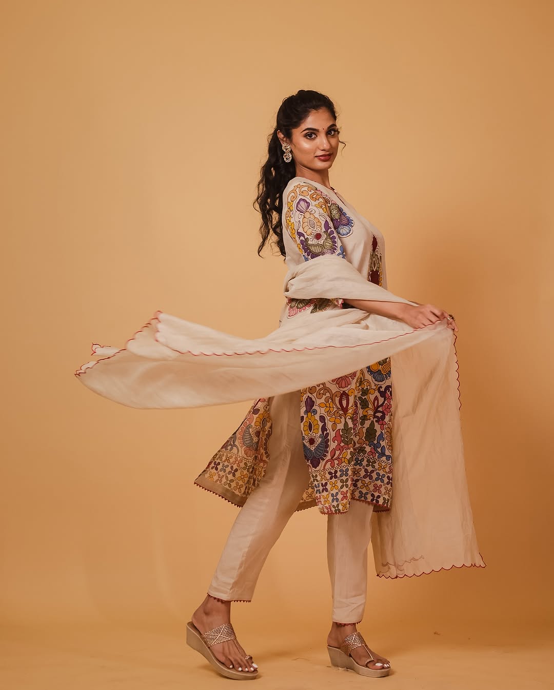 Vibrant Kalamkari Floral Cotton Kurta Set – Beige with Multicolor Design & Coordinated Dupatta