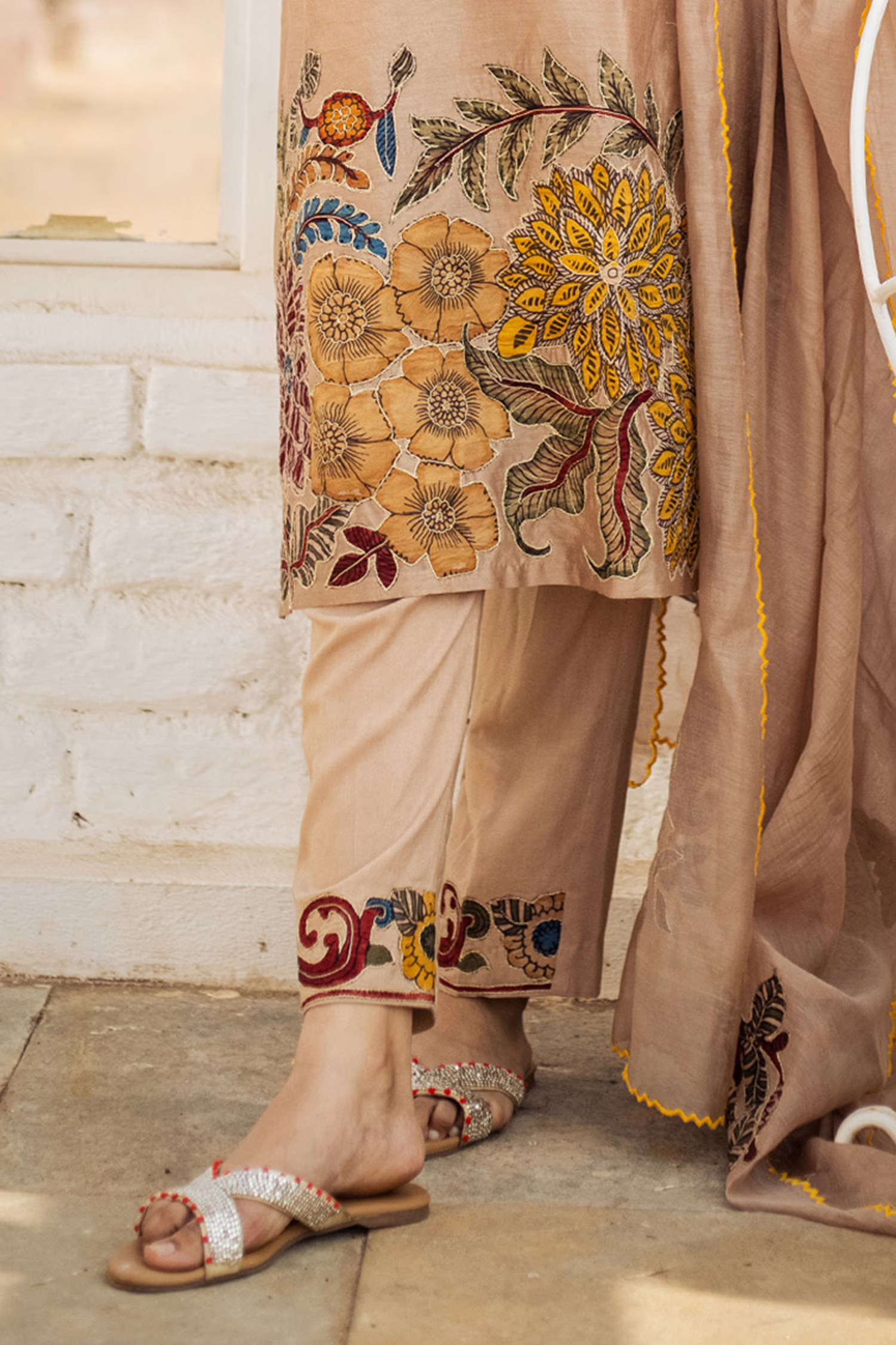 Beige Floral Kalamkari Kurta Set with Dupatta – Printed Appliques & Scallop Border